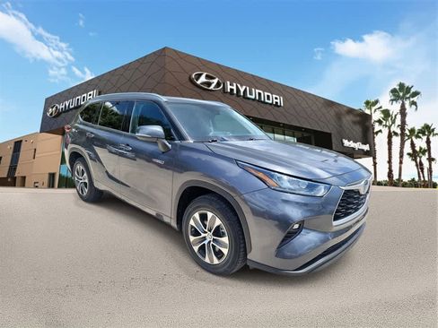 Used 2020 Toyota Highlander XLE image 4