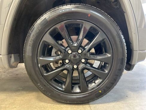 Used 2020 Jeep Grand Cherokee Altitude AWD/4WD image 11
