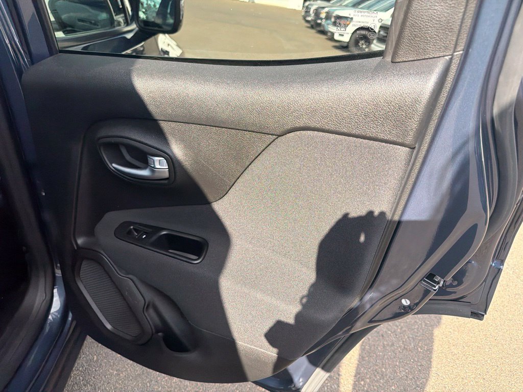 Used 2020 Jeep Renegade Latitude w/ Cold Weather Group AWD/4WD image 17