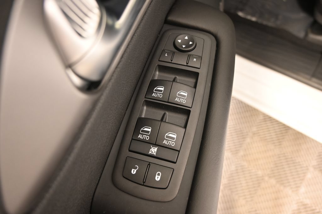 New 2027 Chrysler Pacifica Select AWD/4WD image 19