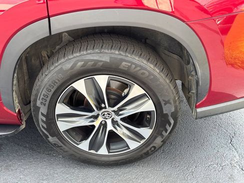 Used 2021 Toyota Highlander XLE FWD image 5