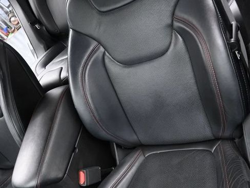 Used 2019 Jeep Cherokee Trailhawk AWD/4WD image 9