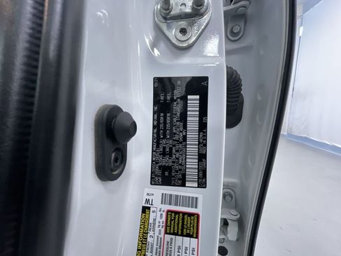 Used 2022 Toyota Highlander XLE AWD/4WD image 25
