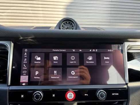 Certified 2025 Porsche Macan image 19