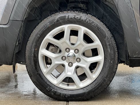 Used 2017 Jeep Renegade Latitude w/ Popular Equipment Group AWD/4WD image 27