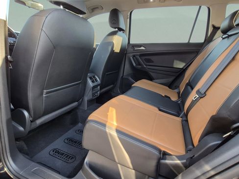 Used 2018 Volkswagen Tiguan SEL AWD/4WD image 18