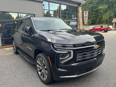 Used 2025 Chevrolet Suburban High Country AWD/4WD image 15