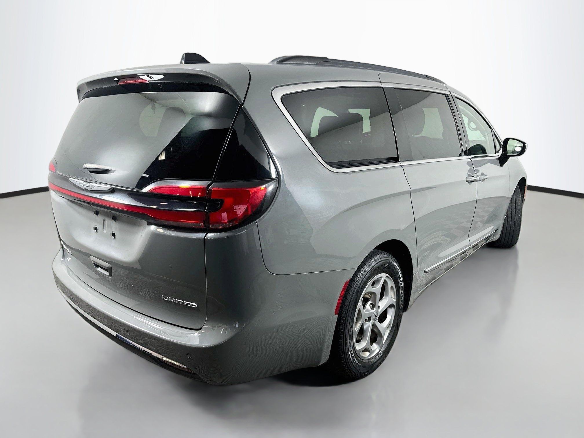 Used 2023 Chrysler Pacifica Limited FWD image 7