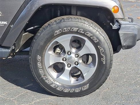 Used 2018 Jeep Wrangler Unlimited Sahara w/ Connectivity Group image 11