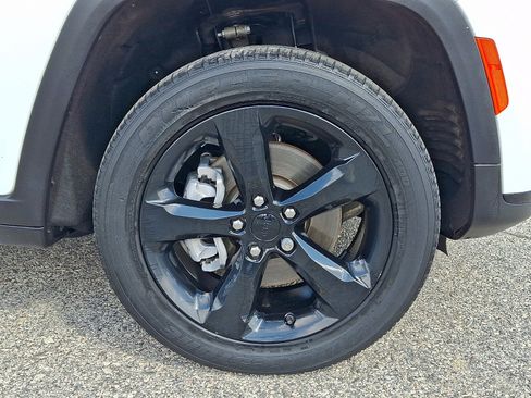 Used 2023 Jeep Grand Cherokee L Laredo image 7