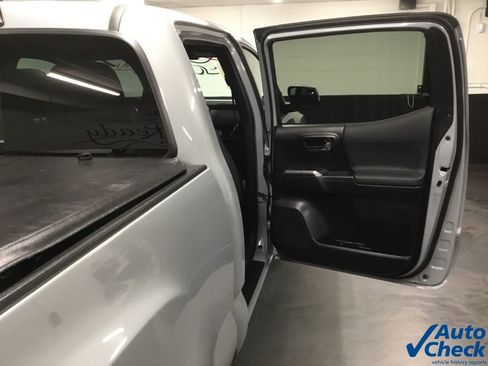 Used 2018 Toyota Tacoma TRD Off-Road w/ Technology Package image 46