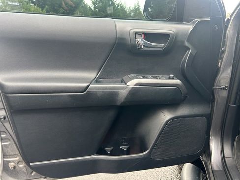 Used 2016 Toyota Tacoma TRD Sport w/ Towing Package image 22