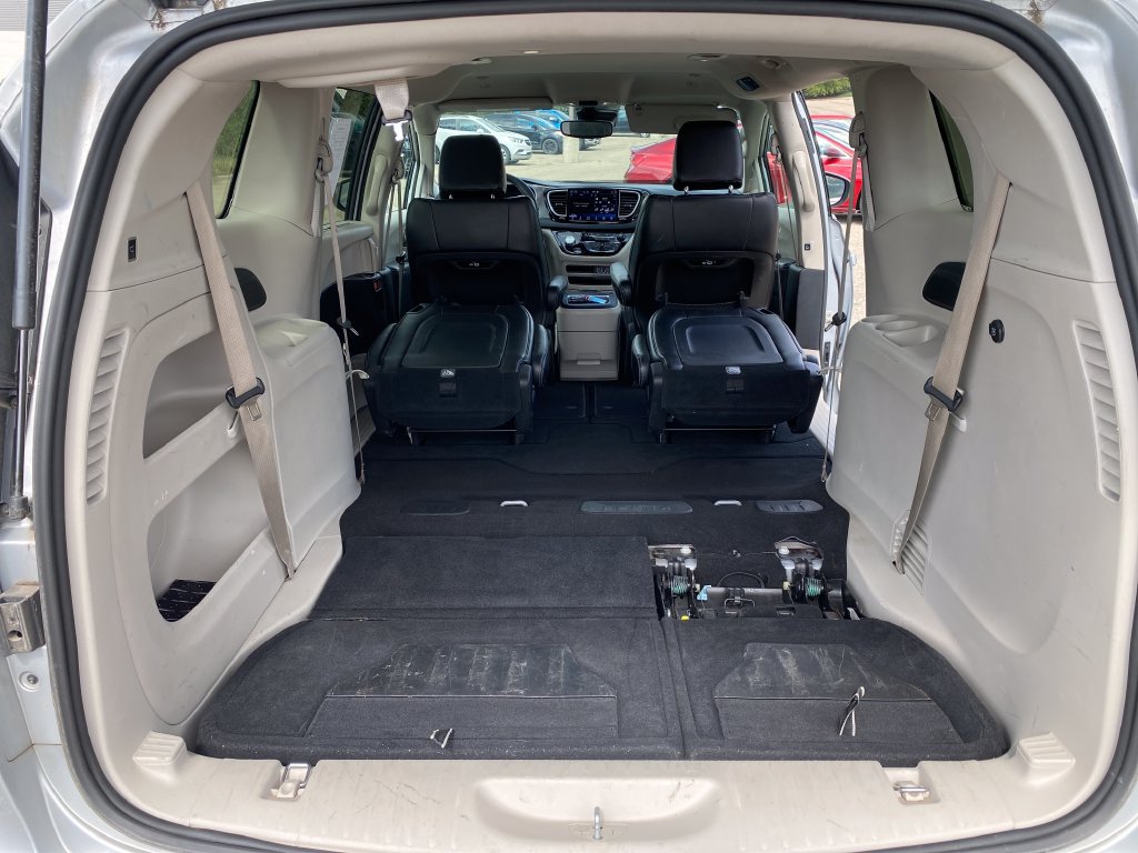 Used 2023 Chrysler Pacifica Touring-L FWD image 38