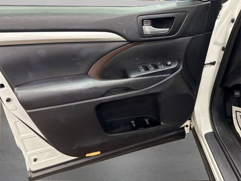 Used 2017 Toyota Highlander AWD V6 image 25