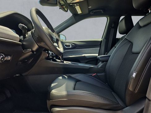 New 2025 Jeep Compass Latitude image 9