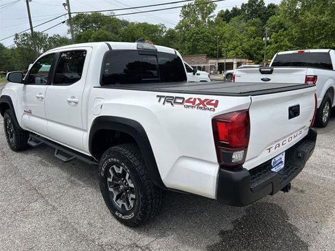 Used 2018 Toyota Tacoma TRD Off-Road AWD/4WD image 8