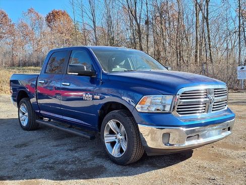 Used 2017 RAM 1500 Classic SLT w/ SLT Plus D￩cor Group image 3