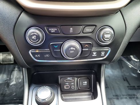 Used 2015 Jeep Cherokee Latitude w/ Cold Weather Group AWD/4WD image 28
