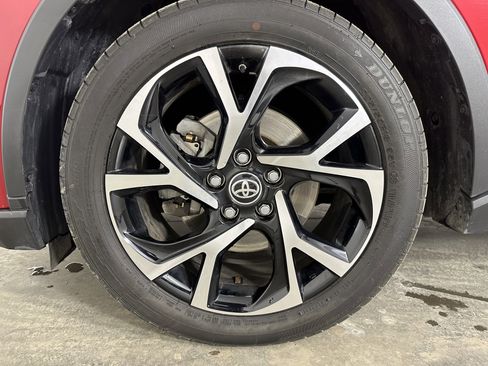 Used 2020 Toyota C-HR XLE image 26