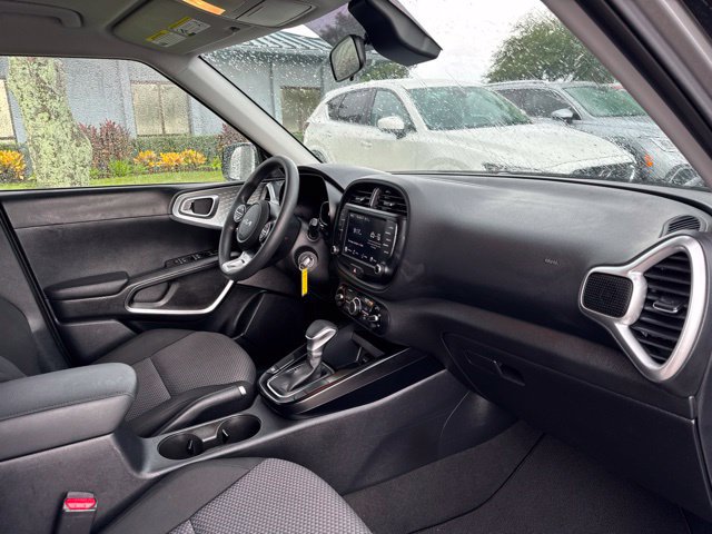 Used 2025 Kia Soul LX w/ LX Technology Package FWD image 10