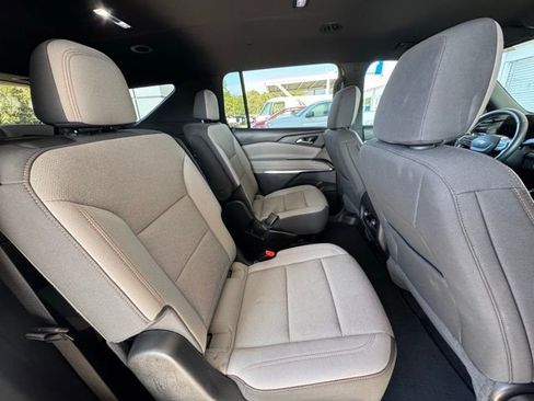 Used 2025 Chevrolet Traverse LT image 25