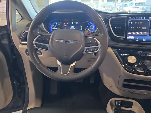 Used 2023 Chrysler Pacifica Touring-L FWD image 16