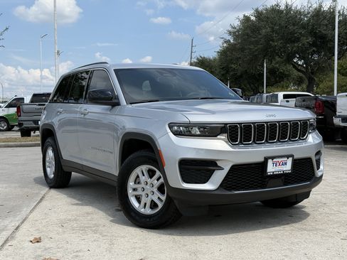 Used 2025 Jeep Grand Cherokee Laredo RWD image 2
