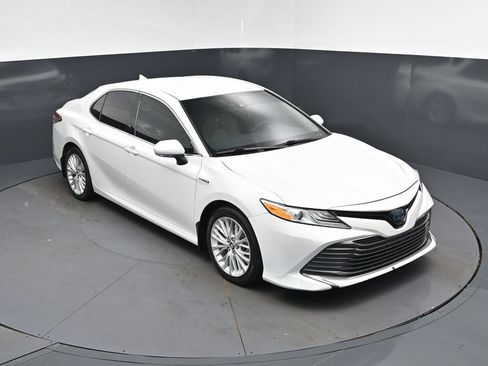 Used 2020 Toyota Camry XLE FWD image 1