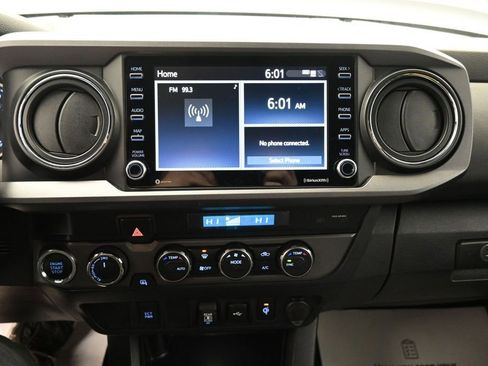 Used 2022 Toyota Tacoma TRD Off-Road AWD/4WD image 19