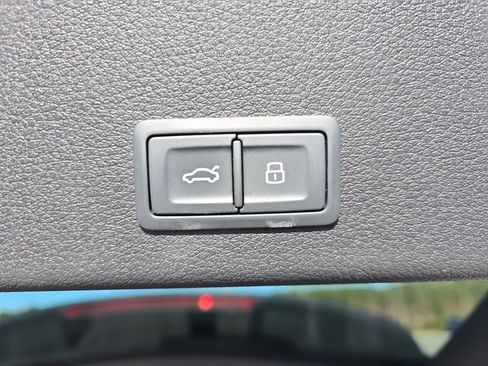 Used 2022 Audi e-tron Premium w/ Convenience Plus Package image 13