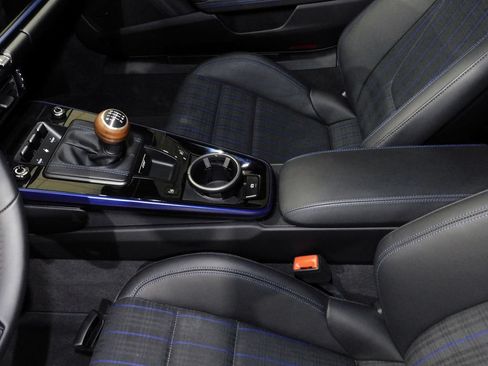Used 2025 Porsche 911 Carrera T RWD image 49