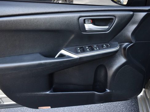 Used 2015 Toyota Camry SE FWD image 15