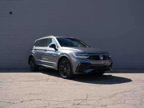 Used 2022 Volkswagen Tiguan SE R-Line image 9