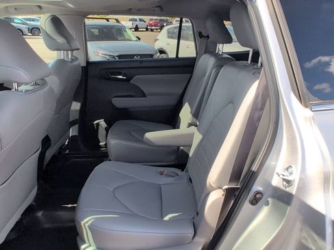Used 2024 Toyota Highlander XLE AWD/4WD image 10