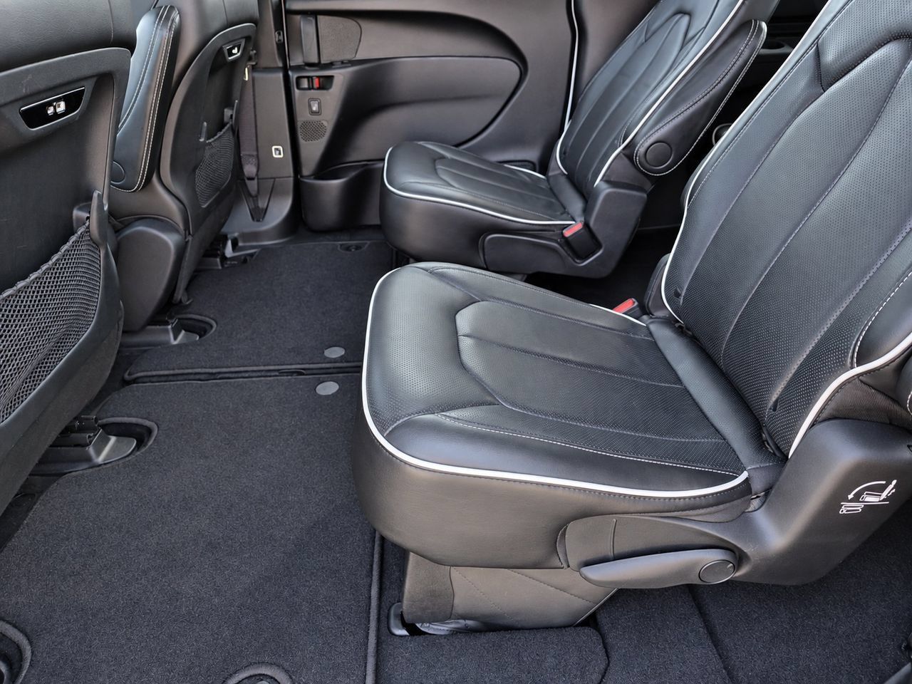 Used 2025 Chrysler Pacifica Limited FWD image 27