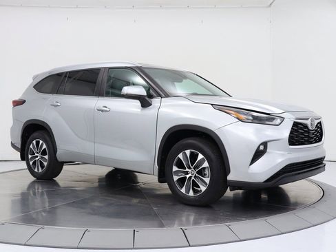Used 2024 Toyota Highlander XLE image 7