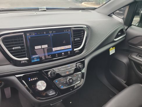 New 2026 Chrysler Pacifica Select image 17