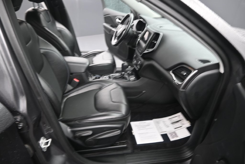 Used 2019 Jeep Cherokee Latitude Plus w/ Comfort/Convenience Group AWD/4WD image 21