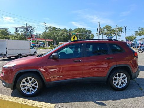 Used 2015 Jeep Cherokee Sport w/ Sport Appearance Group FWD image 2
