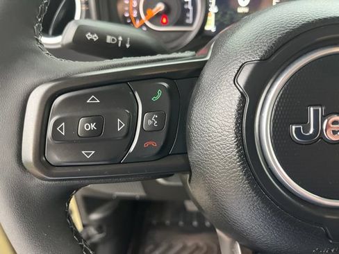 Used 2025 Jeep Gladiator Sport AWD/4WD image 16