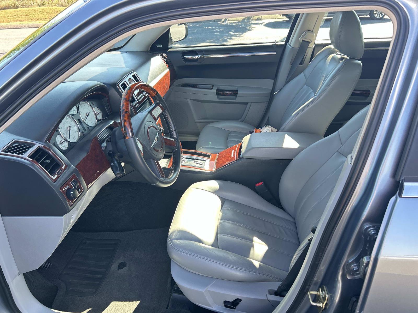 Used 2006 Chrysler 300 C w/ Navigation & Sound Group II RWD image 25
