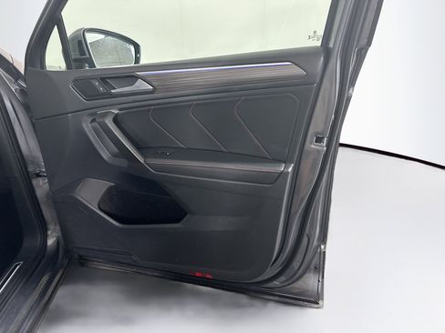 Used 2024 Volkswagen Tiguan SE image 33