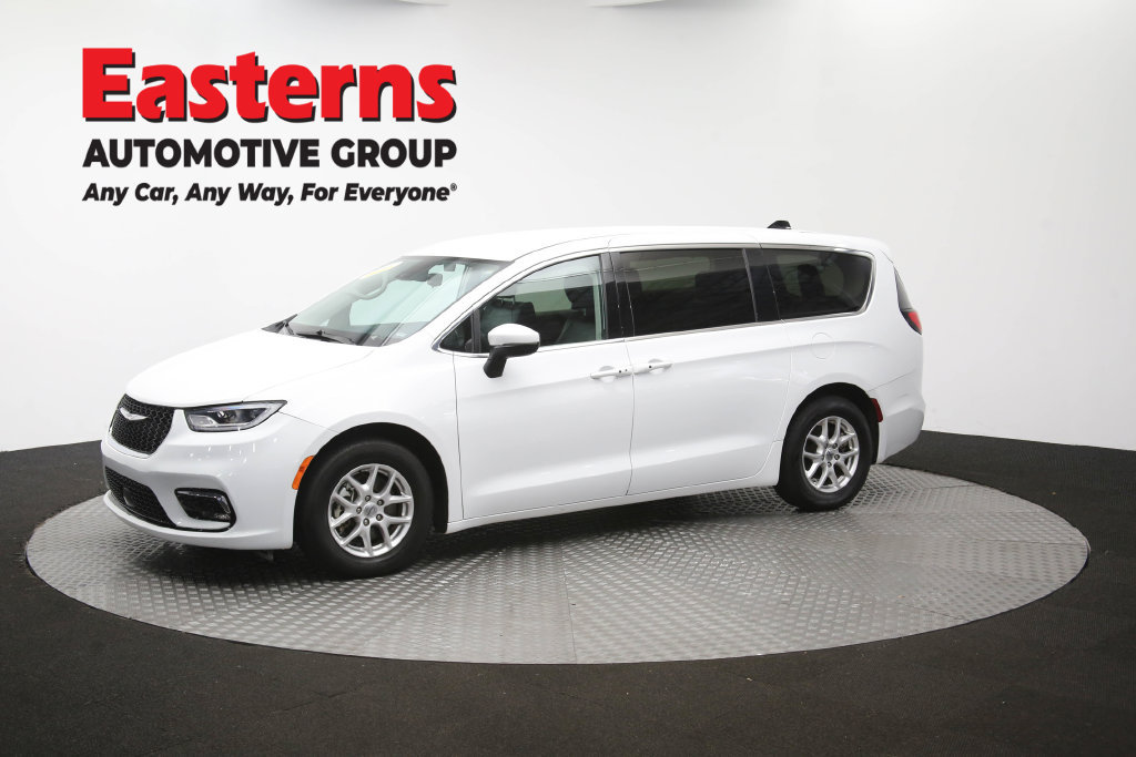 Used 2023 Chrysler Pacifica Touring-L FWD image 61