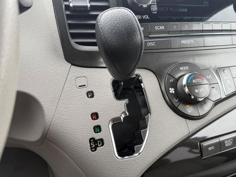 Used 2014 Toyota Sienna LE image 21
