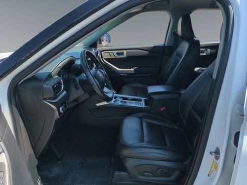 Used 2023 Ford Explorer XLT w/ Equipment Group 202A image 9