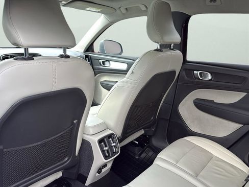Used 2022 Volvo XC40 T5 Momentum w/ Premium Package image 28