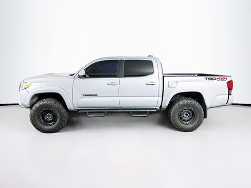 Used 2018 Toyota Tacoma TRD Sport w/ Technology Package AWD/4WD image 4