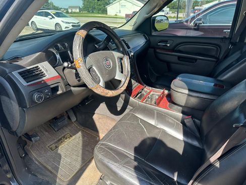 Used 2011 Cadillac Escalade Luxury AWD/4WD image 8