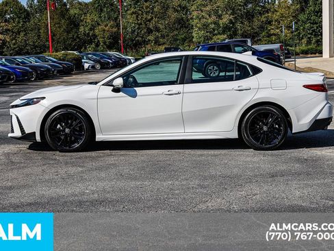 Used 2025 Toyota Camry SE image 9