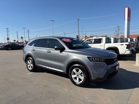 Used 2022 Kia Sorento LX image 2